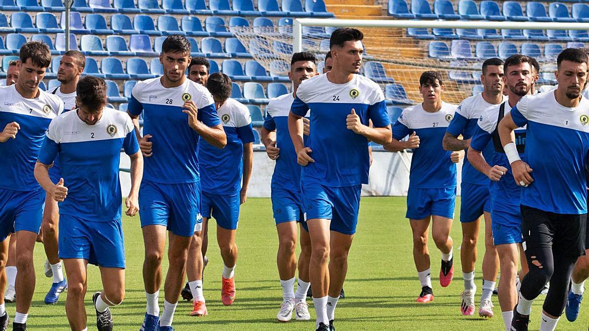 Los jugadores del Hércules realizan carrera continua durante un entrenamiento. | HCF