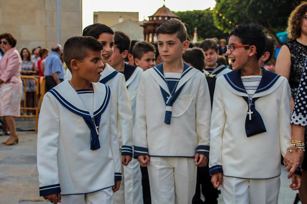 En el desfile religioso salió el Santísimo bajo palio acompañado de decenas de niñas y niños ataviados con sus trajes de Primera Comunión