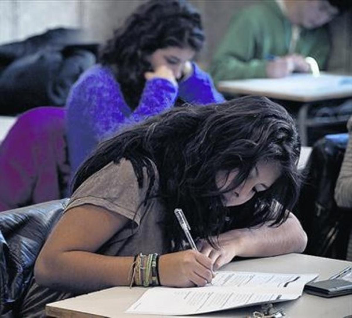 Examen d’alumnes de secundària en un institut de Barcelona.