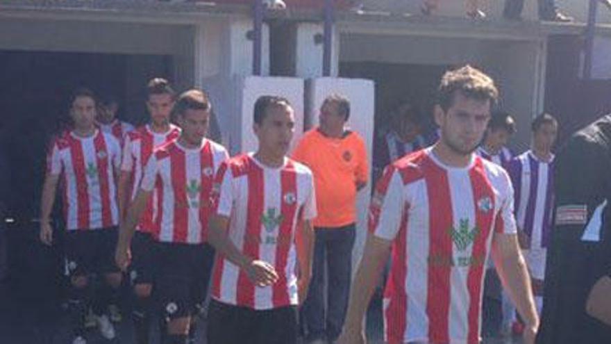 Los jugadores rojiblancos, en su entrada al campo