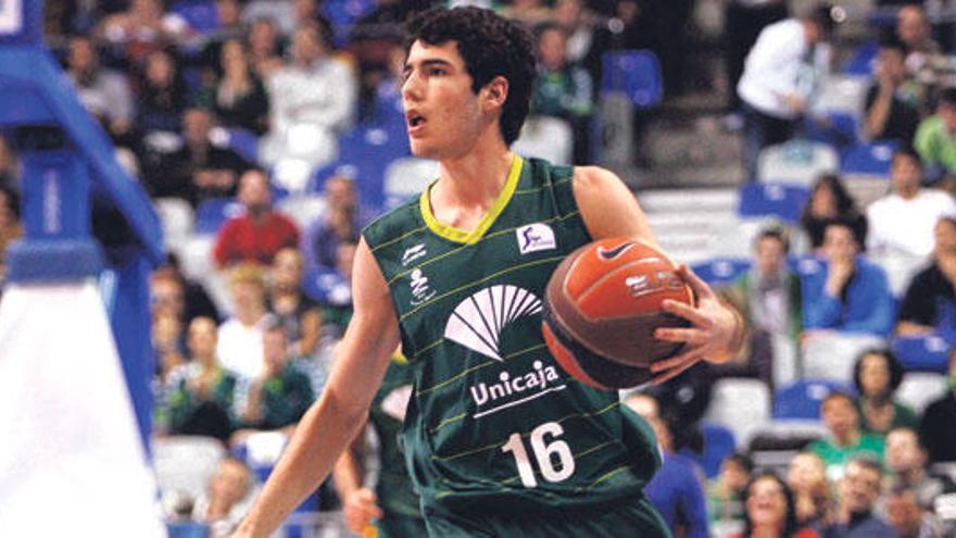 Álex Abrines bota el balón en un partido del Unicaja.