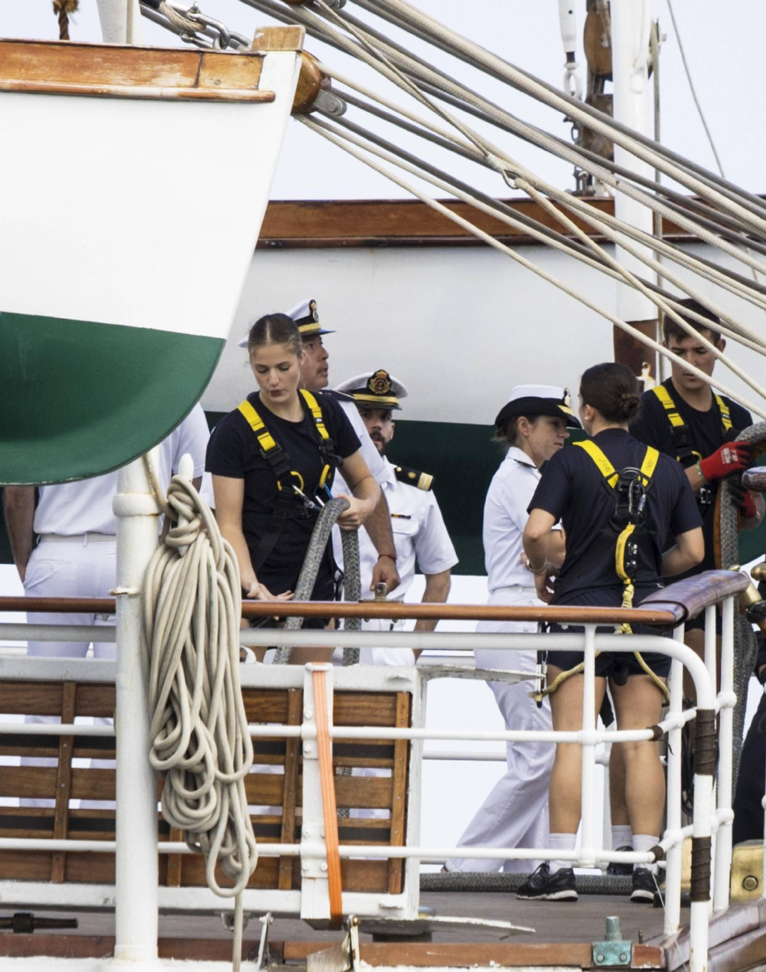 En imágenes: así se despidieron más de 40 embarcaciones del "Elcano" y la "Blas de Lezo" surcando la costa de Gijón