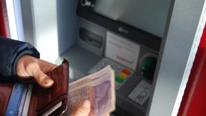 El viajero deberá conocer qué es mejor con su entidad: retirar dinero o pagar con tarjeta