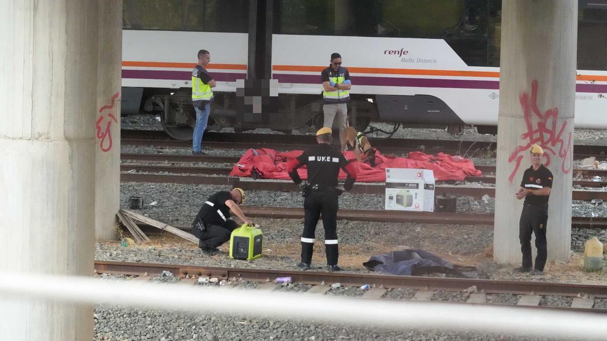 Cossos d'emergències inspeccionant el tren on s'ha localitzat un cadàver.