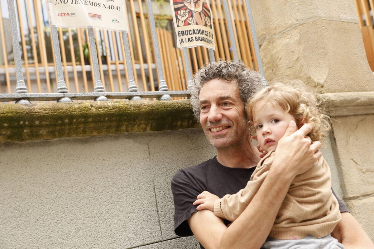 Gijón. Un padre recogiendo a su hija en un centro de cero a tres años en Gijón