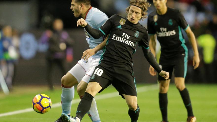 Maxi Gómez disputa la pelota con Modric.
