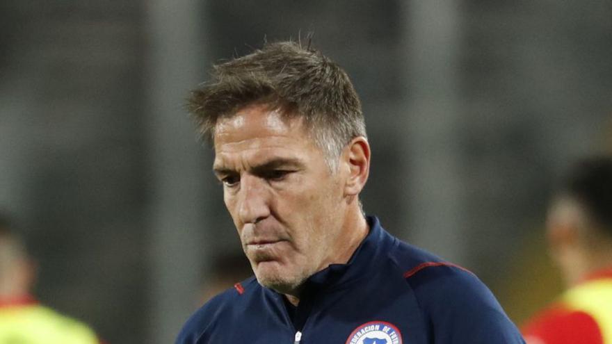 Berizzo, cabizbajo, tras el empate de Chile con Paraguay. // E. GONZÁLEZ