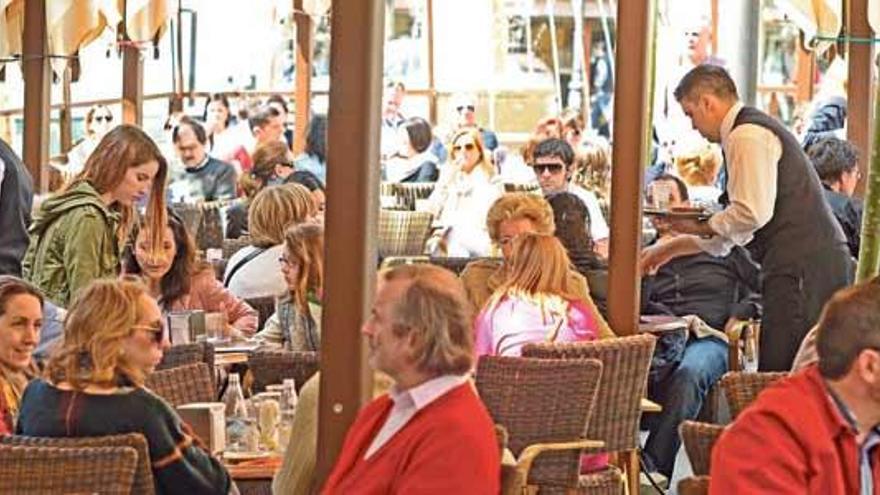 Camareros sirviendo a turistas en Palma.