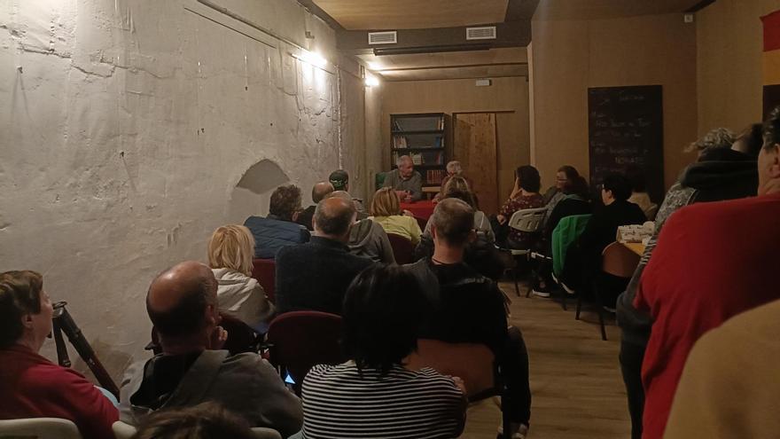 Mateu Morro en la presentación del libro en el centre popular de sa Tafona en Bunyola.