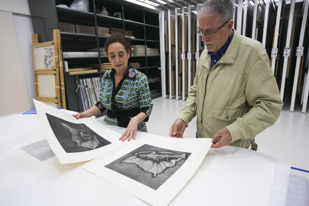 La conservadora del MACA, Rosa Castells, con el artista Eduardo Lastres, en representación de Zachrisson