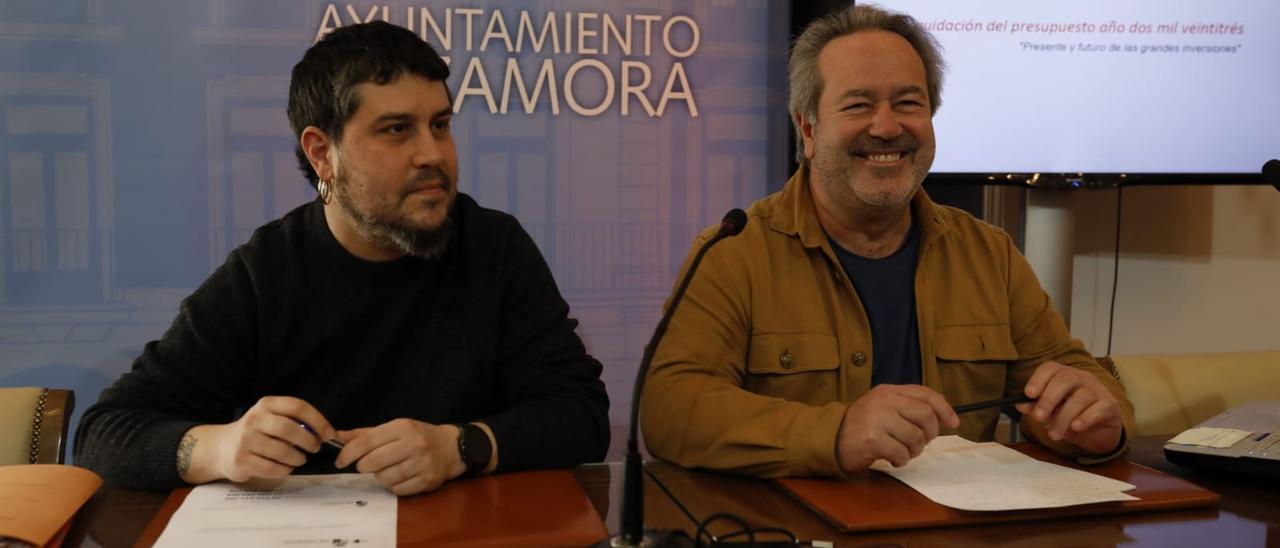 El concejal Diego Bernardo y el alcalde, en la presentación de la liquidación del presupuesto de 2023.