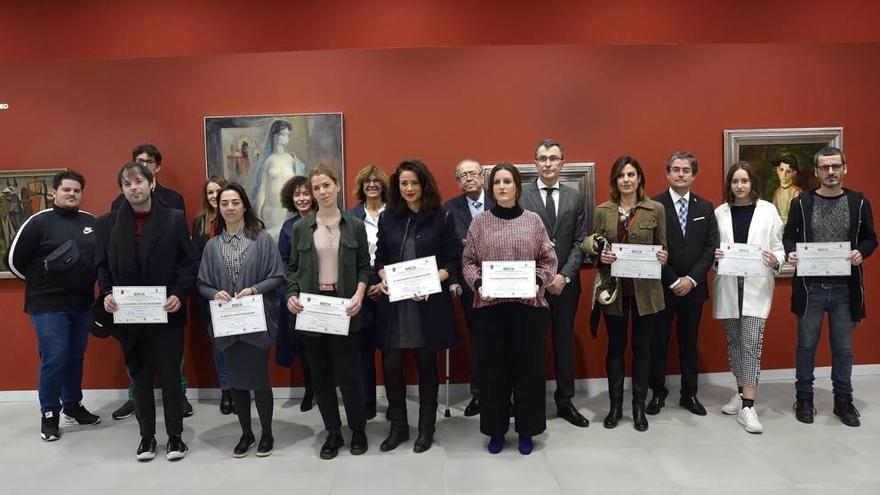 Los responsables de los diez proyectos seleccionados por Factoría Cultural posan con sus becas.