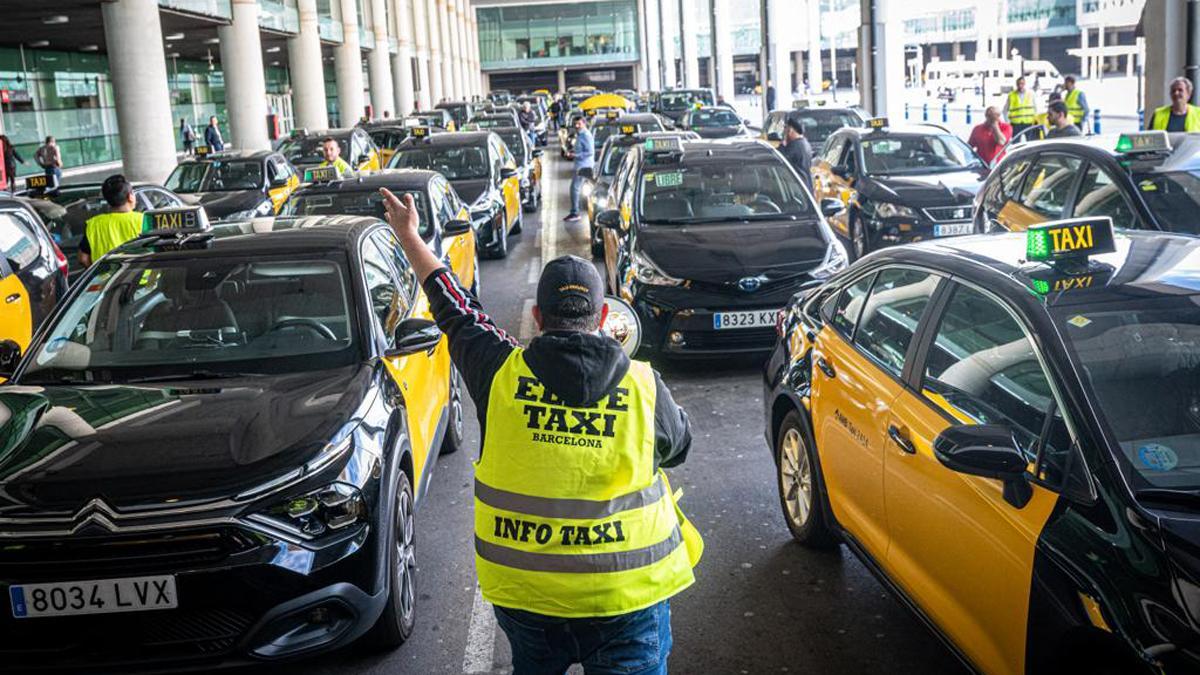 Protesta de taxistas en la T1 del aeropuerto de El Prat.