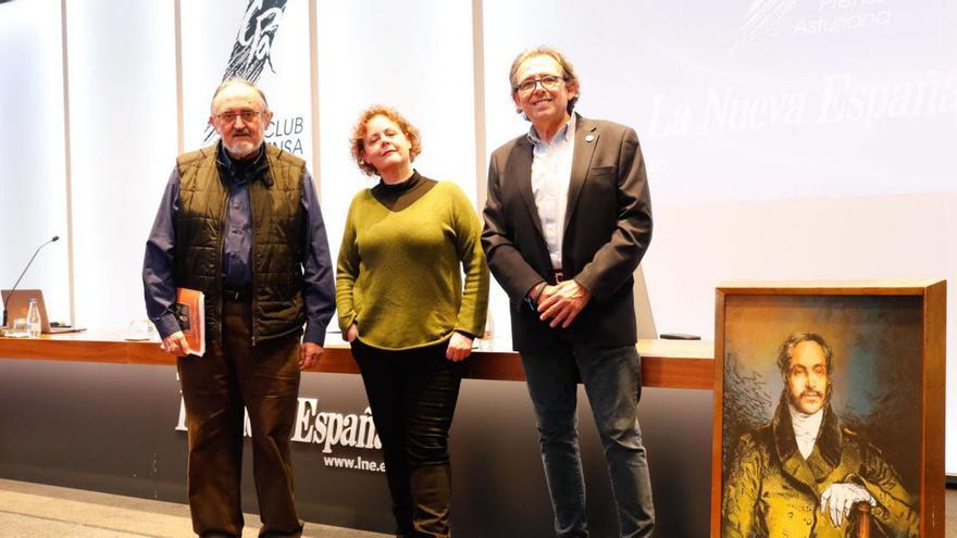 Por la izquierda, José María Hevia, María Elvira García y Juan Manuel Buergo, ayer, en el Club Prensa Asturiana.