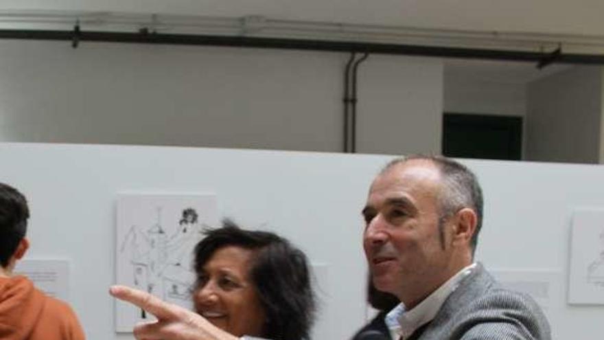 Luis Felipe Fernández con Elisa Delibes, en la exposición sobre Miguel Delibes en Vegadeo.
