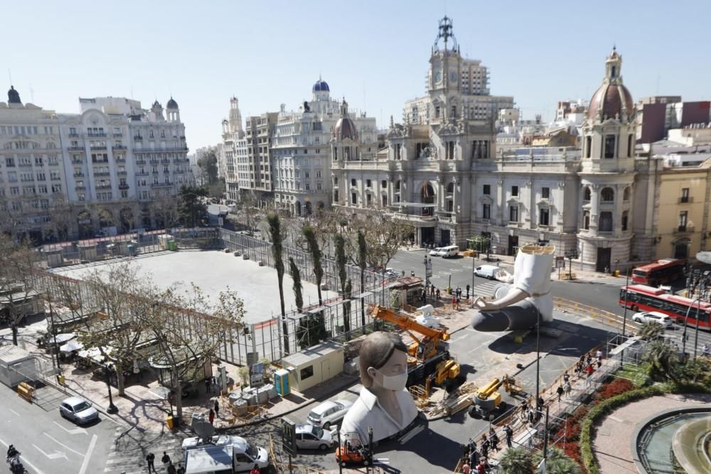 Coronavirus en Valencia | Colocan una mascarilla a la figura de la falla municipal