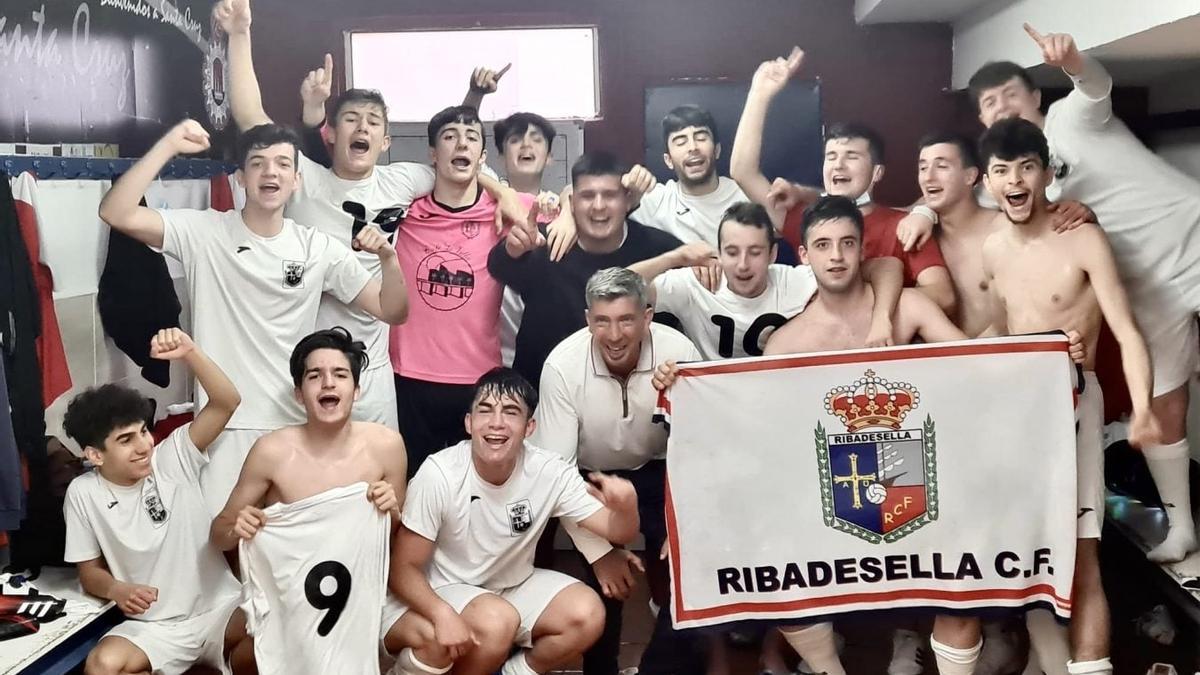 EL Ribadesella juvenil celebrando el ascenso a primera, el sábado, con su entrenador Monchu Cerra