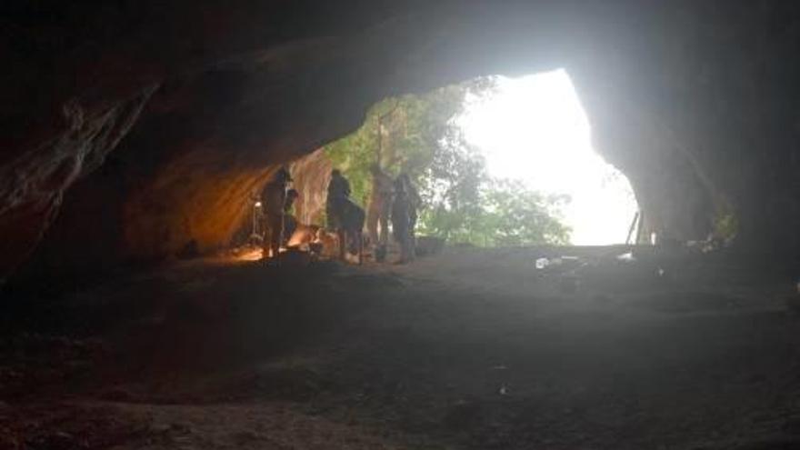 L&#039;interior de la Cova amb arqueòlegs del Campus UAB treballant.