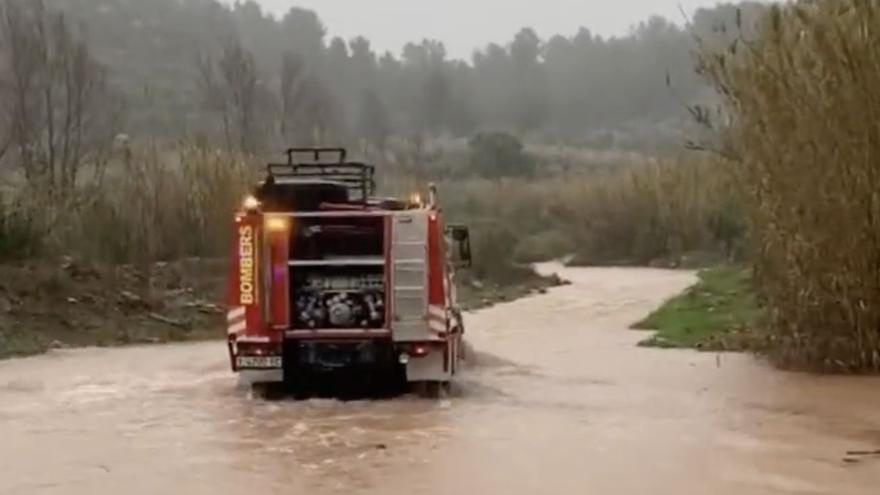Vídeo: Atrapada una persona en Azuébar tras subir el nivel del agua de un barranco