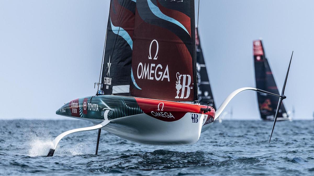 El AC40 de Emirates Team New Zealand compite con el Alinghi Red Bull Racing en la regata preliminar de la Copa América de vela en Vilanova i la Geltrú, en septiembre de 2023.