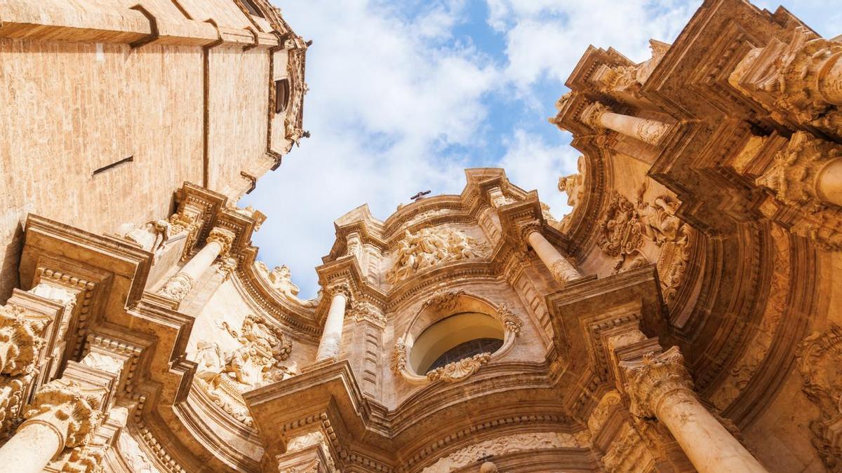 La catedral con una arcada renacentista italiana y que alberga el Santo Cáliz