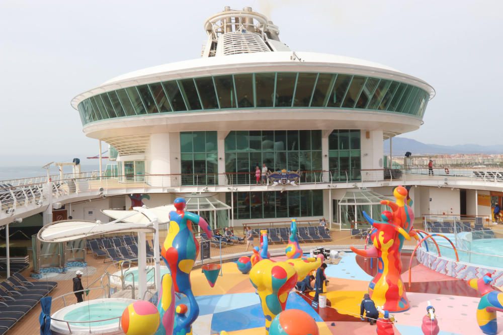 El lujoso interior del buque, de la compañía Royal Caribbean, que ha hecho escala en el puerto de Málaga