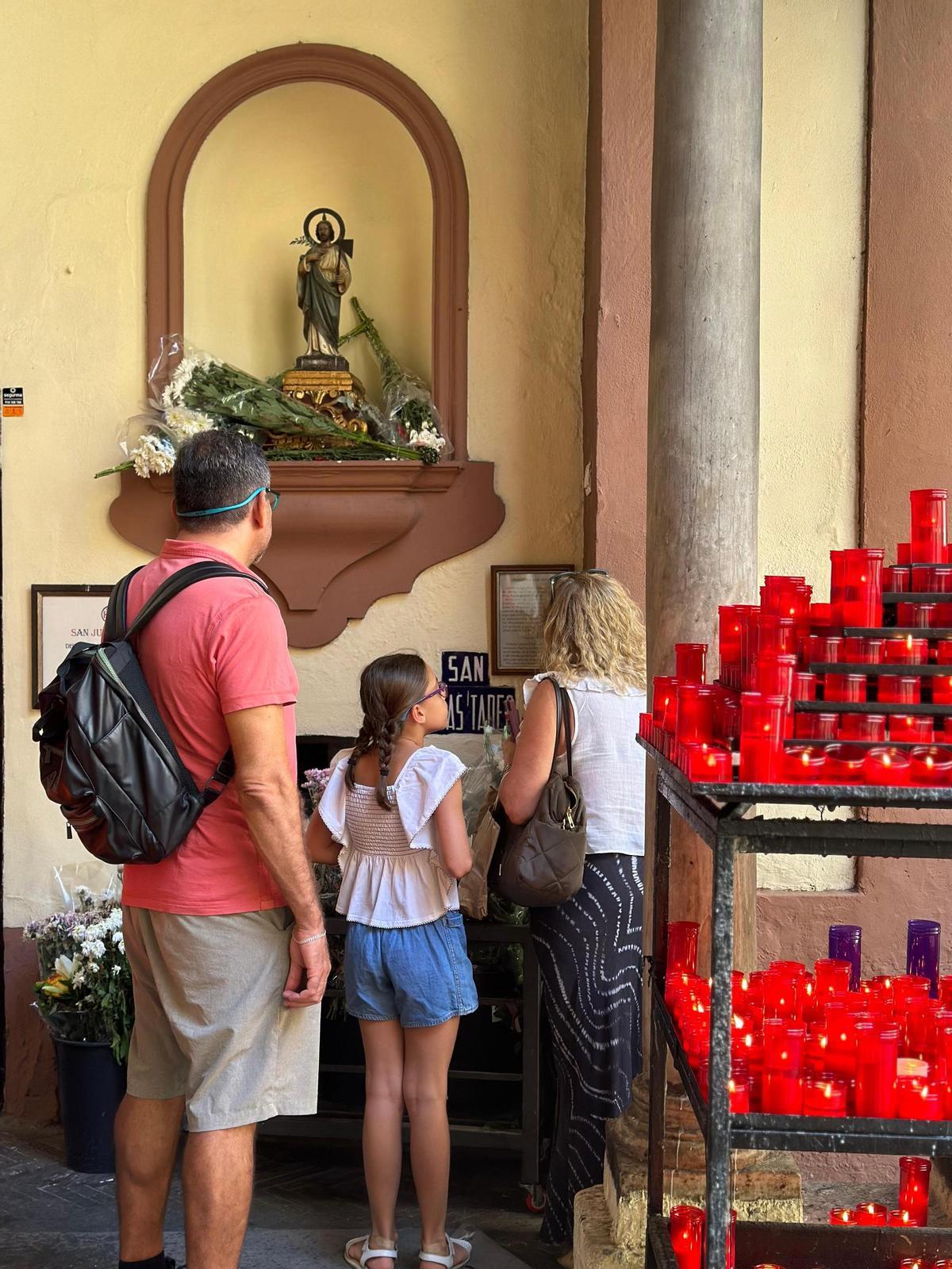 Feligreses ponen una vela a San Judas Tadeo en la Iglesia del Silencio.