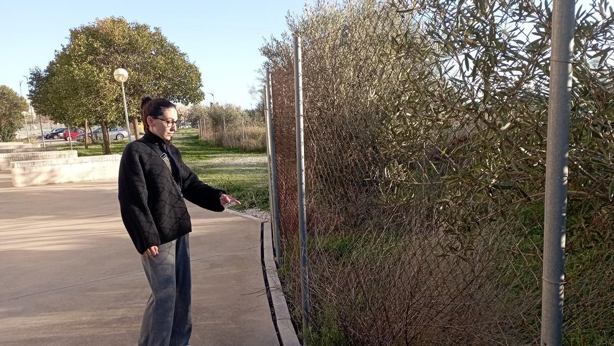 El vallado de la promoción de VPO de Soliva, en la calle Catedrático Cristóbal Cuevas, está incompleto y hay un tramo de valla provisional oxidada y con alguna parte rota, denuncian los vecinos.