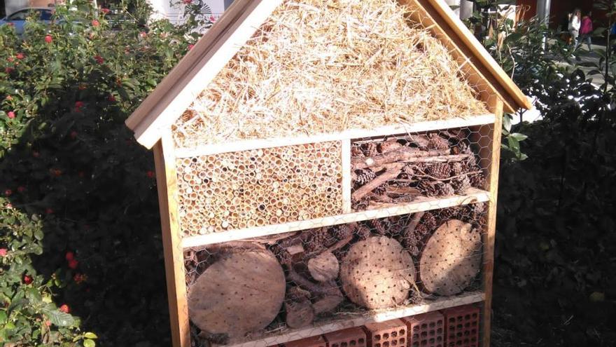 Un dels hotels per a insectes al Parc Bosc