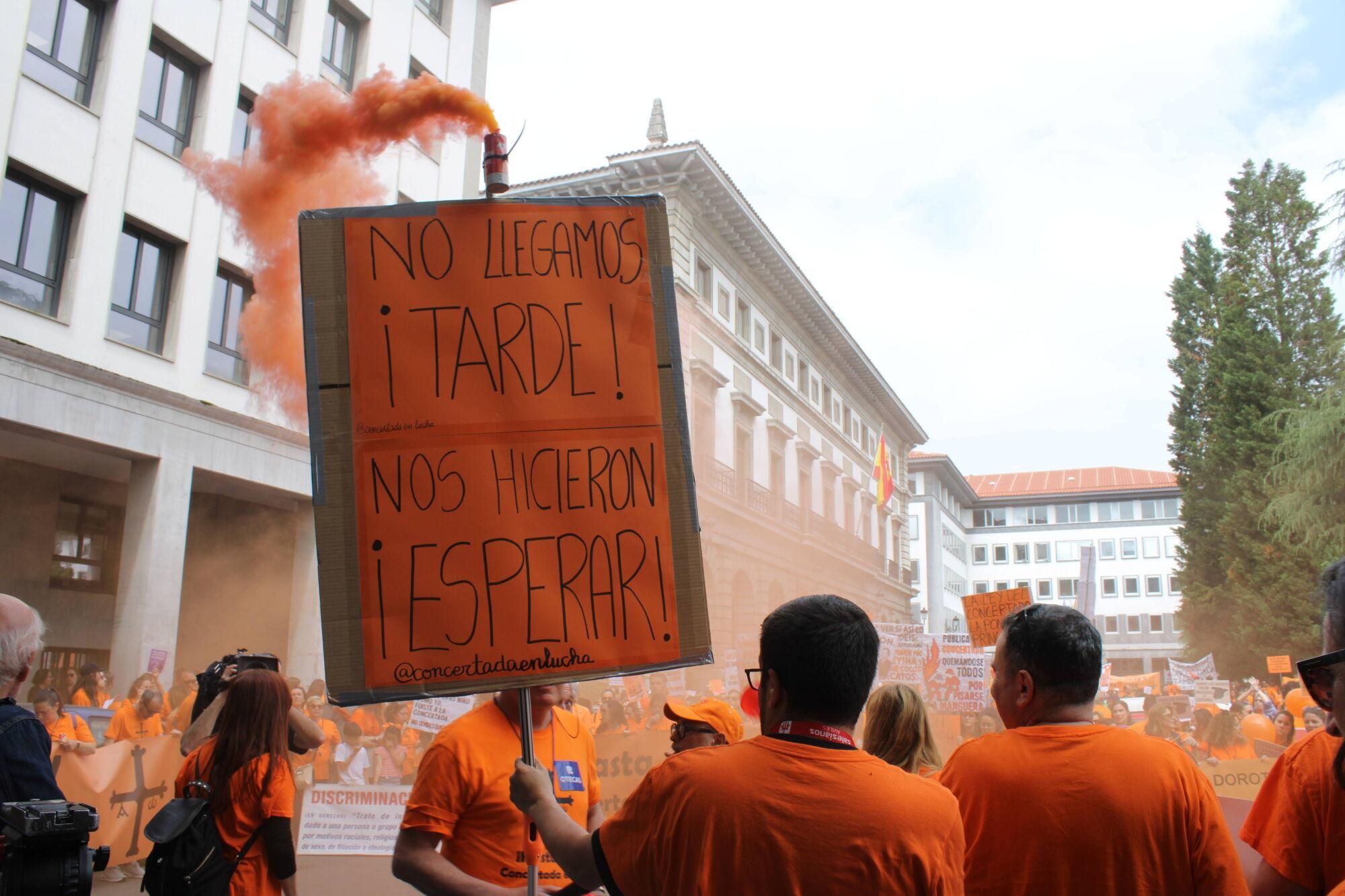 Así fue la multitudinaria marcha naranja de la concertada en Asturias