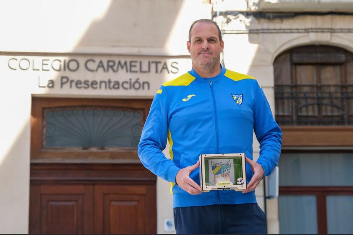 El colegio Vedruna de Alcoi ayuda al carpintero de futbolines de Paiporta afectado por la dana.