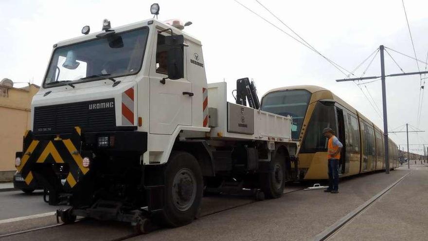 Un vehículo bivial, similar a los que Uromac ha construido para el tranvía de Lusail, conectado al tranvía de Siddi-Bel-Abbes (Argelia).