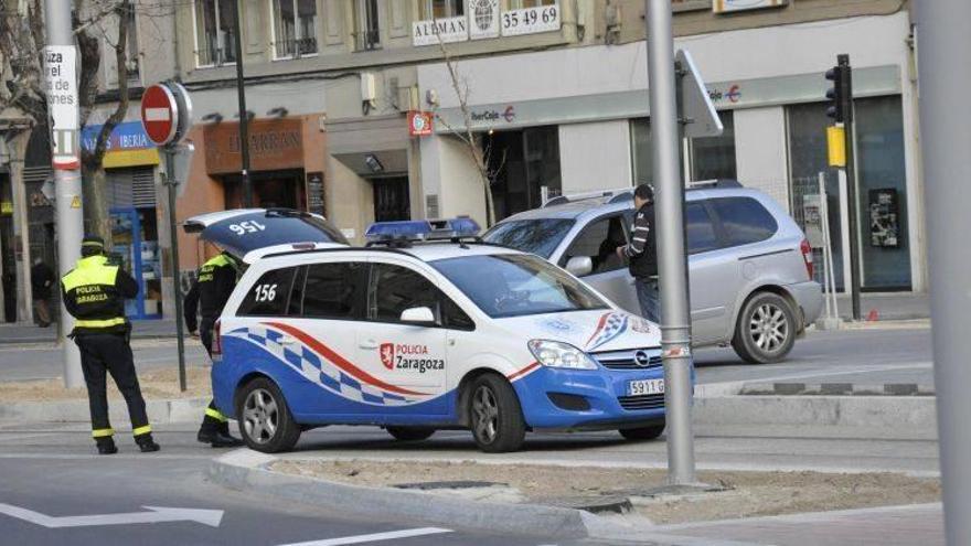 Un peatón resulta herido leve en la acera tras ser golpeado por un autobús