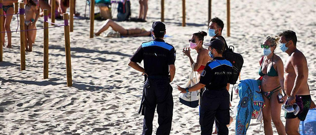 Agentes de la Policía Local de Sanxenxo en la playa de Silgar.
