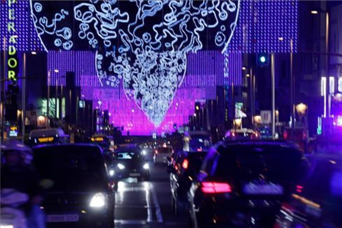 Iluminación navideña instalada en la calle Gran Vía de Madrid. 