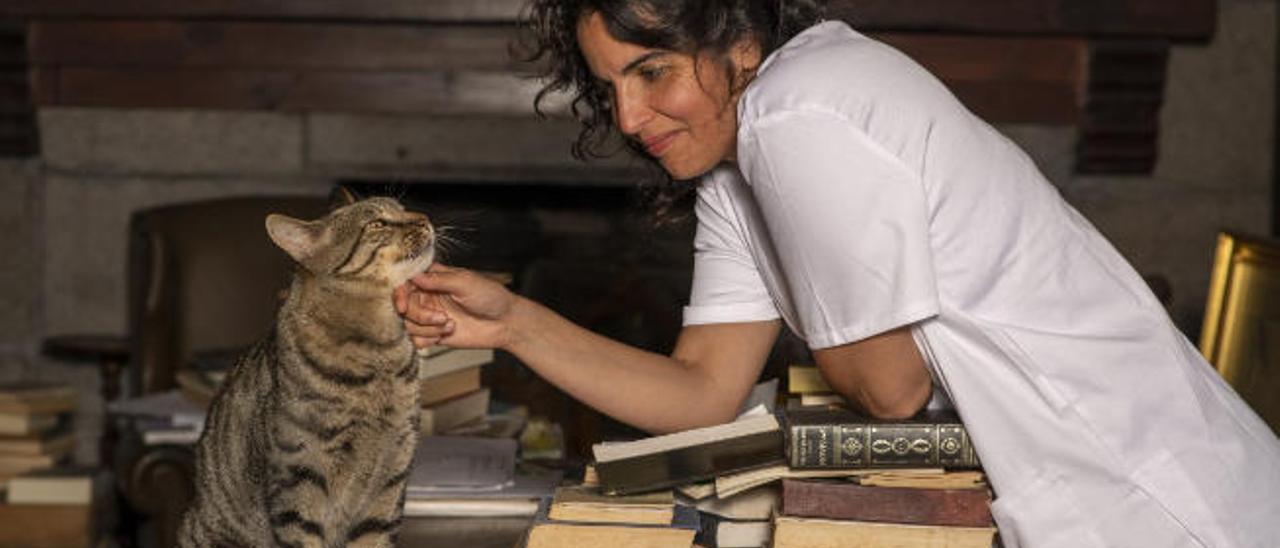 La veterinaria Yaiza Gómez junto a una de sus mascotas preferidas y de las que posee amplios conocimientos.