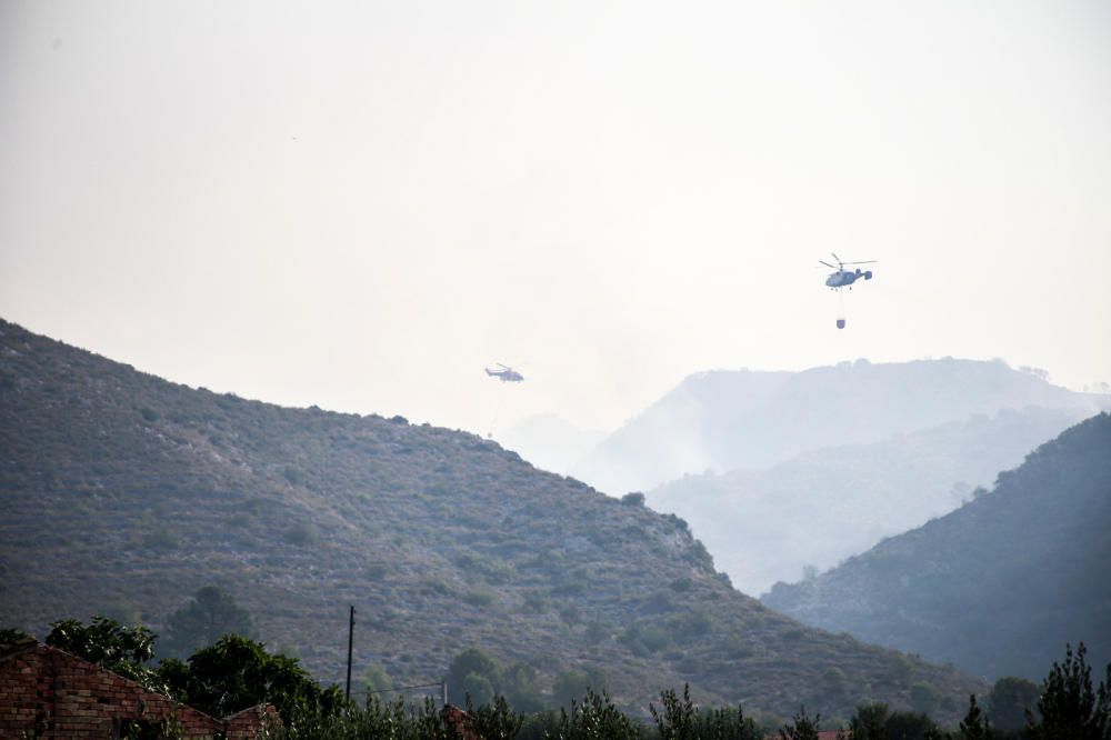 Varios helicópteros trabajando en la zona siniestrada.