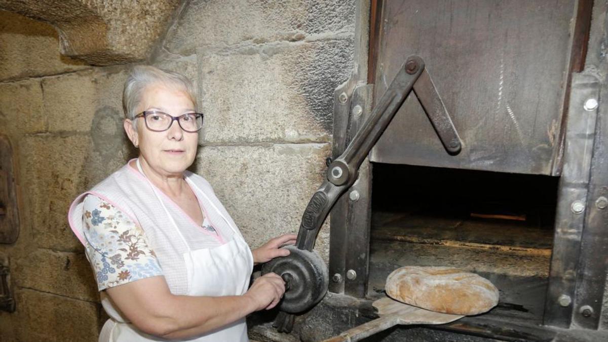 Otilia Pérez, en el obrador de panadería Agustín Fernández.   | // IAGO LÓPEZ