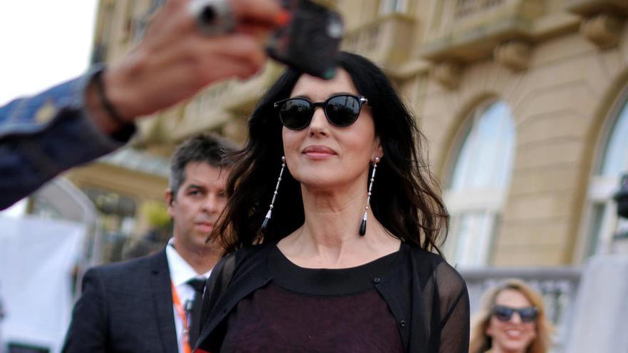 Monica Bellucci pasea su belleza por San Sebastián