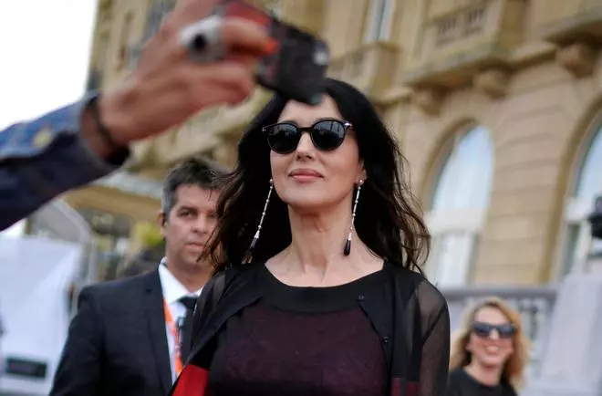 Monica Bellucci pasea su belleza por San Sebastián