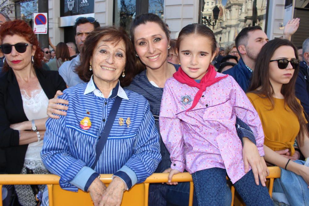 La fallera mayor de València de 1996, Elena Muñoz, con su madre y su hija.