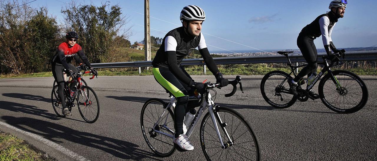 Por la izquierda, los ciclistas Nacho Benavente, Juan Ramón y Javier Piñera, subiendo el alto de la Madera, ayer. | |  ÁNGEL GONZÁLEZ