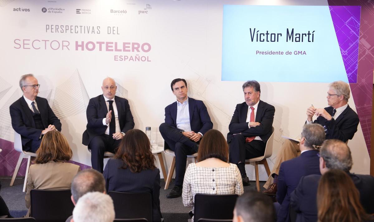 De izquierda a derecha, el copresidente de Grupo Barceló, Simón Pedro Barceló; el presidente de GMA, Víctor Martí; el presidente de Palladium Hotel Group, Abel Matutes; el presidente de Grupo Hotusa, Amancio López, y el director de Información Económica del grupo Prensa Ibérica, Martí Saballs.