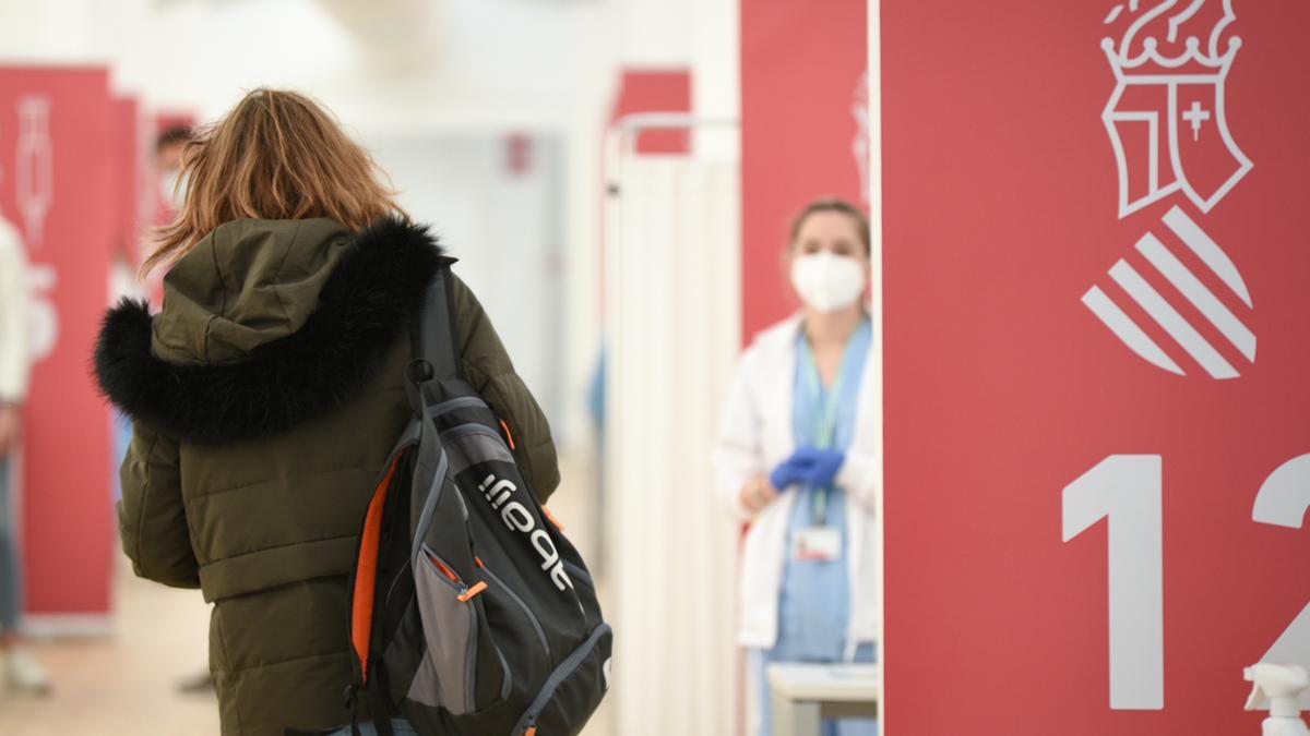 Una mujer, en un dispositivo de vacunación contra la Covid-19 en el Hospital de campaña de La Fe, en Valencia,