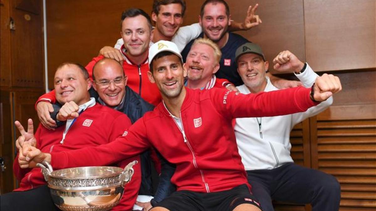 Novak Djokovic celebra su triunfo con todo su equipo
