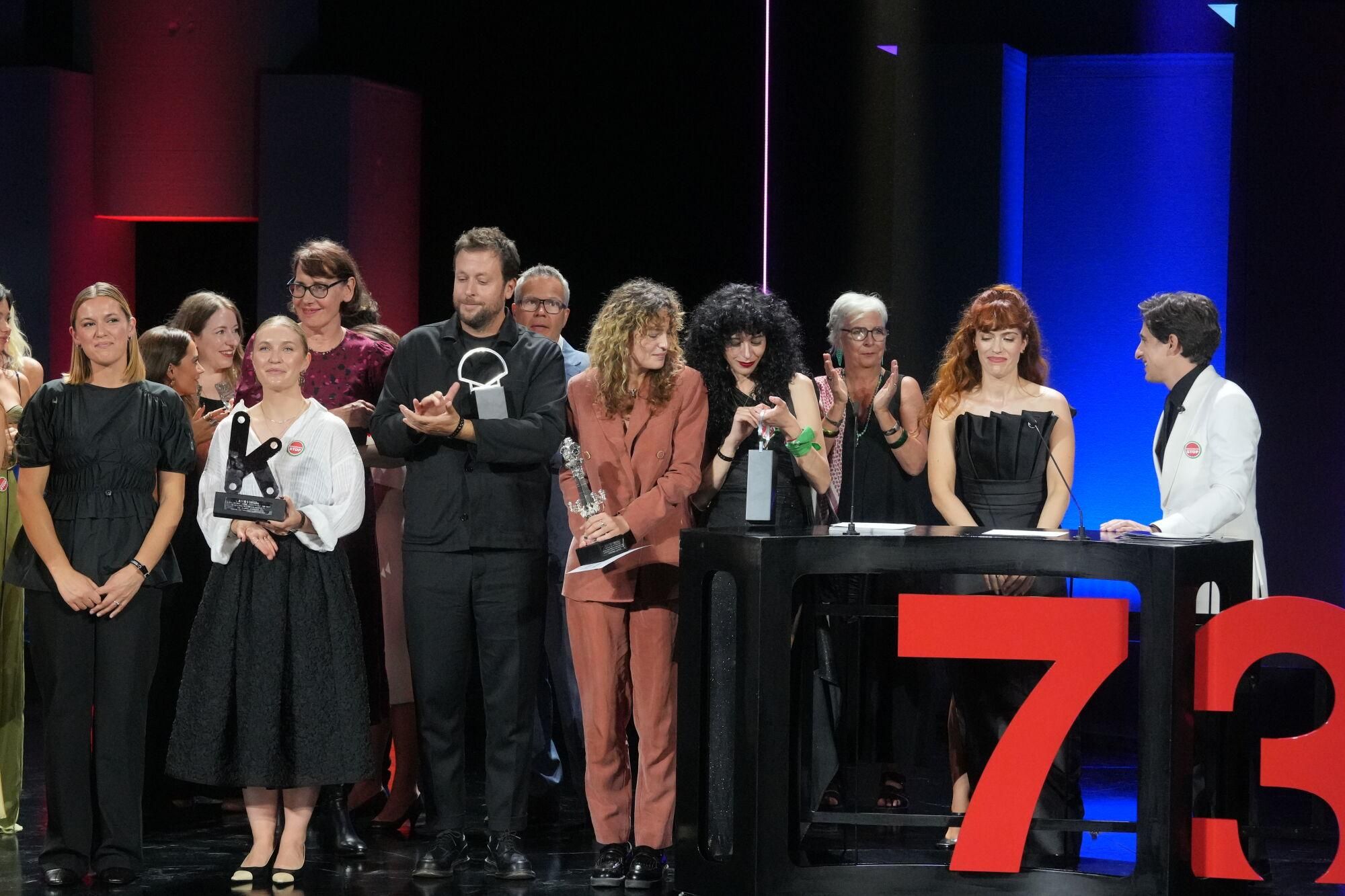 Foto de familia de los premiados durante la gala de clausura del Festival de San Sebastián, en el Teatro Victoria Eugenia, a 27 de septiembre de 2025, en San Sebastián, Guipúzcoa, País Vasco (España). El festival ha celebrado su 73ª edición del 19 al 27 de septiembre de 2025, reforzando su protagonismo global con 254 títulos de 56 países y una destacada presencia del cine español. La participación femenina detrás de cámaras ha aumentado y el cine vasco cuenta con 38 producciones. El certamen ha incluído secciones oficiales, estrenos, foros y actividades para profesionales y público. 27 SEPTIEMBRE 2025;CINE;SAN SEBASTIÁN;FESTIVAL;CINEASTAS;ACTRIZ;DIRECTOR;PELÍCULA; Unanue / Europa Press 27/09/2025. Unanue;