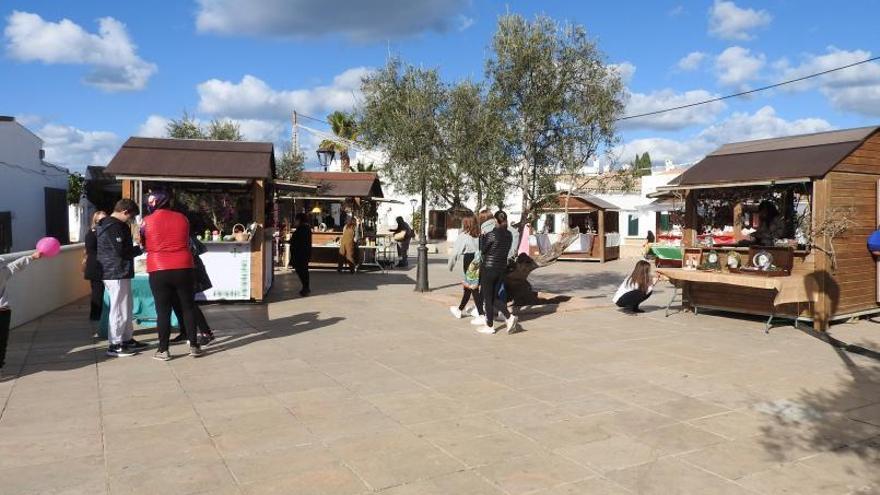 El Mercat de Nadal se convierte estos días en el centro de la actividad social de la isla. | C.C.