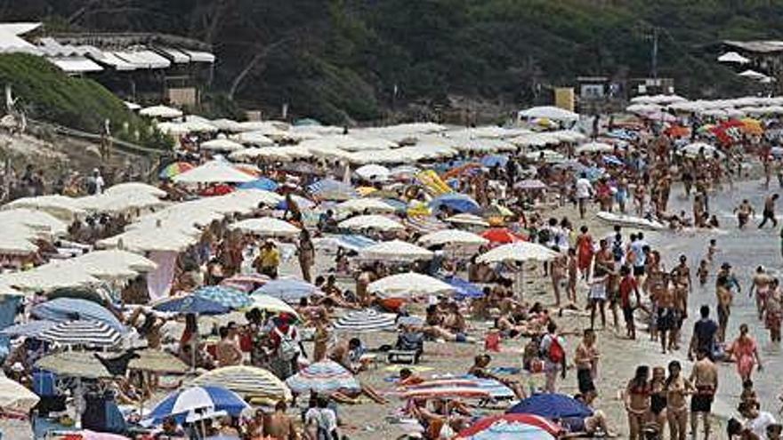 Masificación de la playa de ses Salines, en una imagen de la primera semana de julio de 2012.