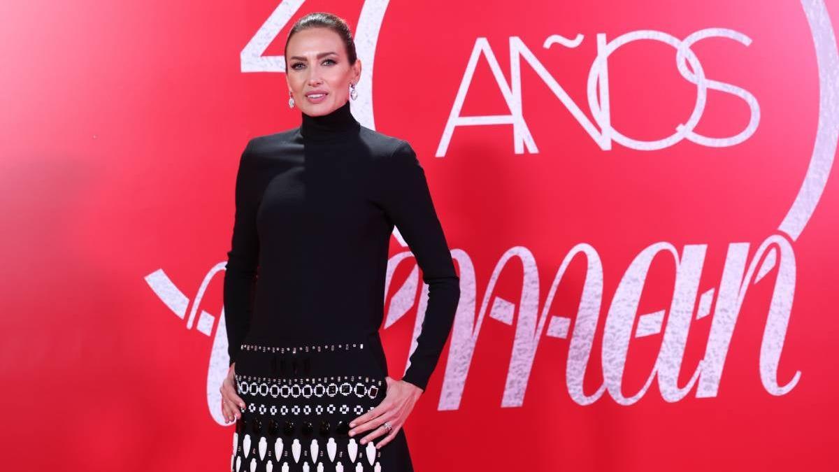 Nieves Álvarez combina elegancia y sensualidad con un sugerente escote en la espalda en la gran noche de los premios Woman