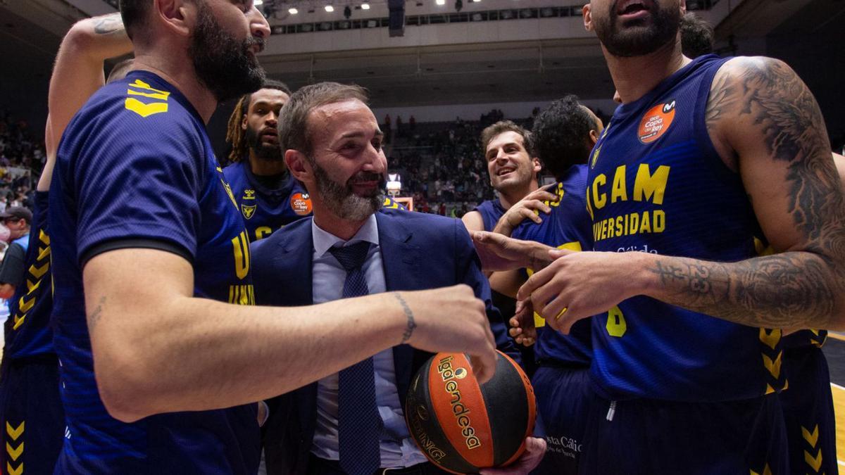 Sito Alonso, celebrando con los jugadores el triunfo. | ACB PHOTO